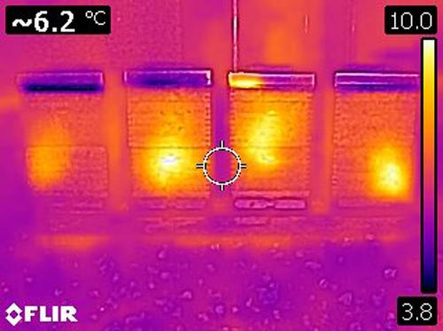 Bienenstand mit Wärmebildkamera betrachtet